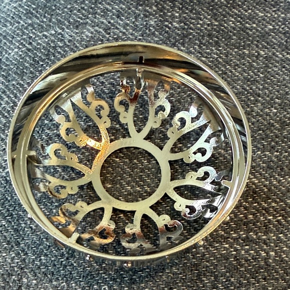 EUC Yankee Candle Silver “snowflake” Decorative Accent for pillar candle - Picture 2 of 3